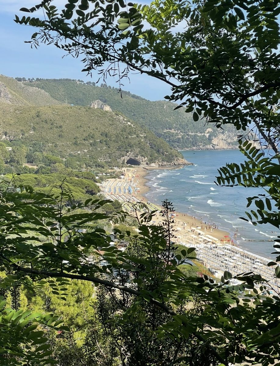 La spiaggia verso la Grotta di Tiberio, visibile sotto il promontorio