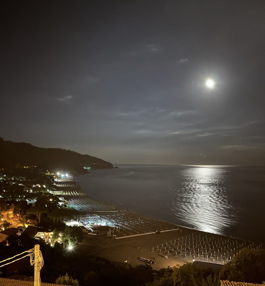 La luna sopra gli stabilimenti