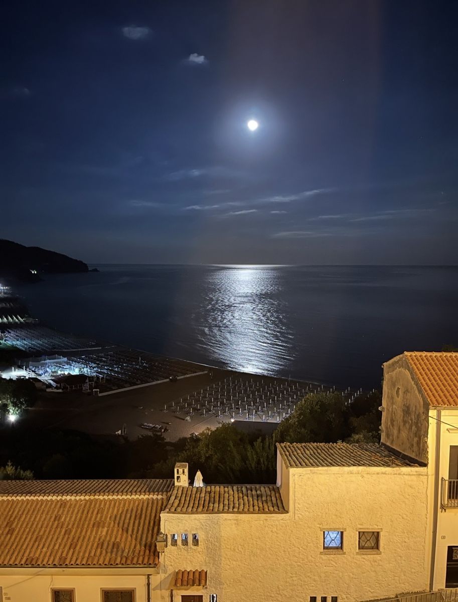 Luna piena sui tetti del centro storico