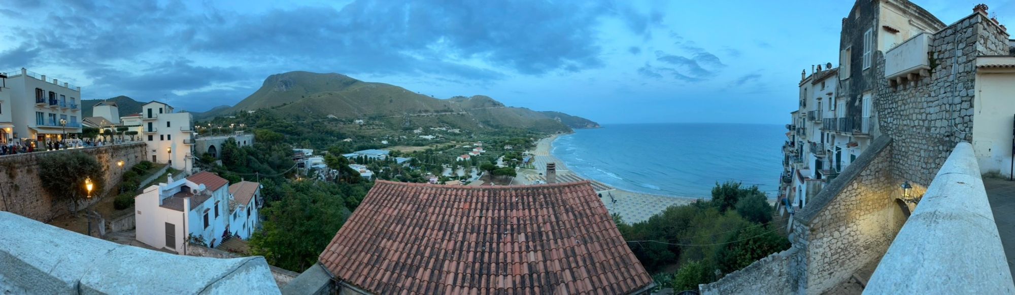 Il panorama dal belvedere del borgo: case bianche, spiaggia e montagne