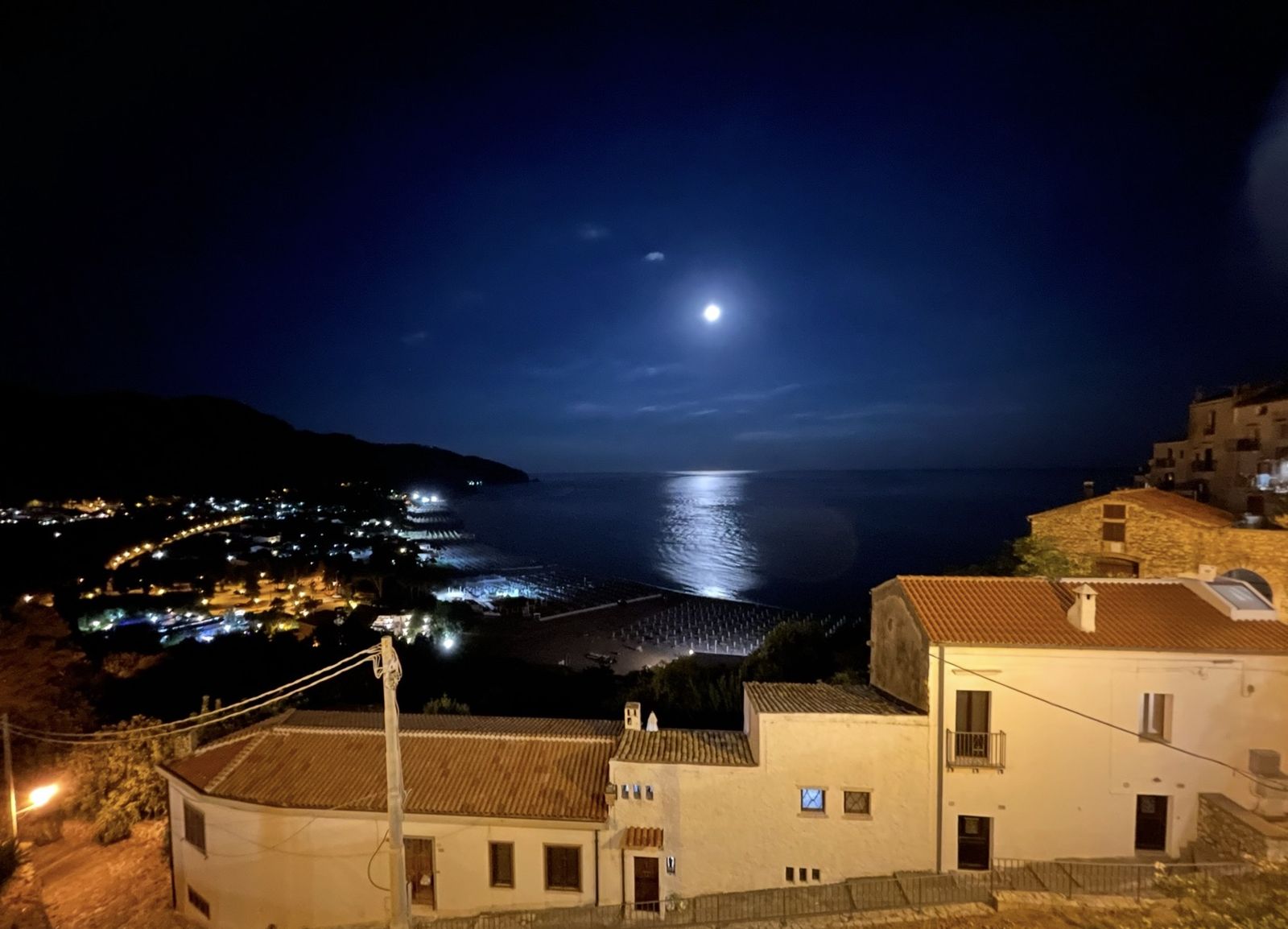 La luna piena sul mare di Sperlonga vista dal borgo bianco